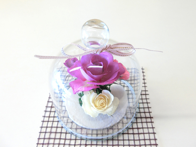 ガラス容器の中に中輪のバラを挿し、周りにツボミのバアレンジしていきます。蕾の色は選べます。