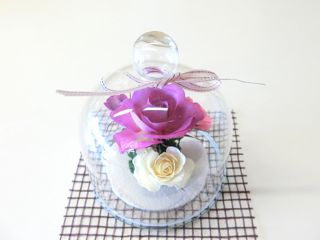 ガラス容器の中に中輪のバラを挿し、周りにツボミのバアレンジしていきます。蕾の色は選べます。