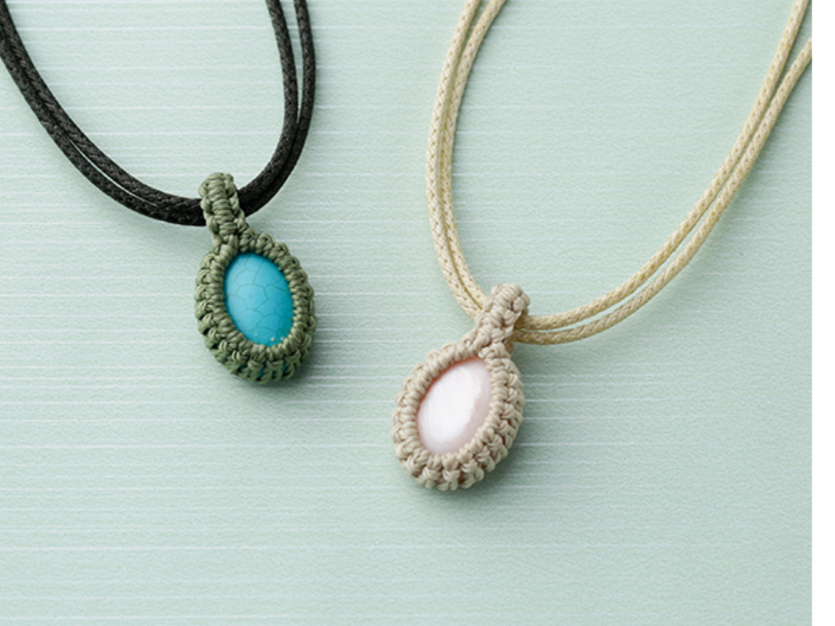 ヒモを結んでつくるアクセサリー「フレーミングのミニペンダント」楽習ファームマクラメジュエリーのキットより