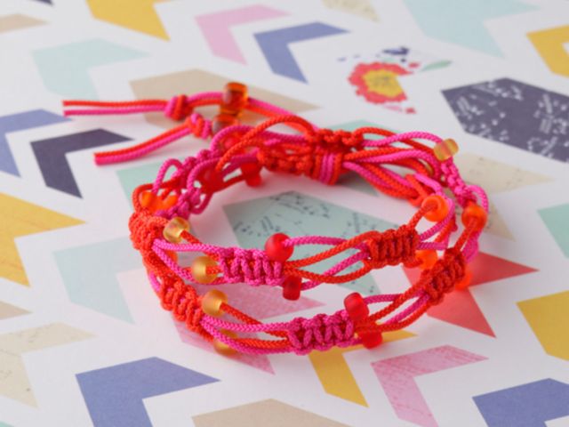 平結びで作るラップブレスレット、ポップな色合いが目を引きます