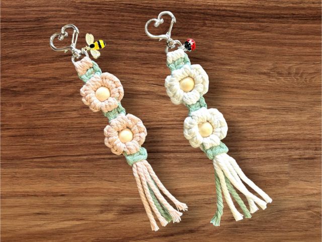 人気の「小花のチャーム」ラッキーアイテムの蜂とてんとう虫がポイントです