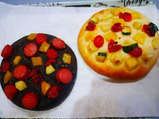 夏季限定MENU: 夏野菜のフォカッチャです。自家製セミドライトマト、ポテト、ズッキーニなど旬な野菜が盛りだくさん。