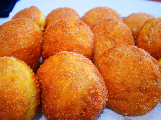 揚げカレーパンは生地にもカレー風味をもたせ、中身はキーマカレーです。個数は6個になります。