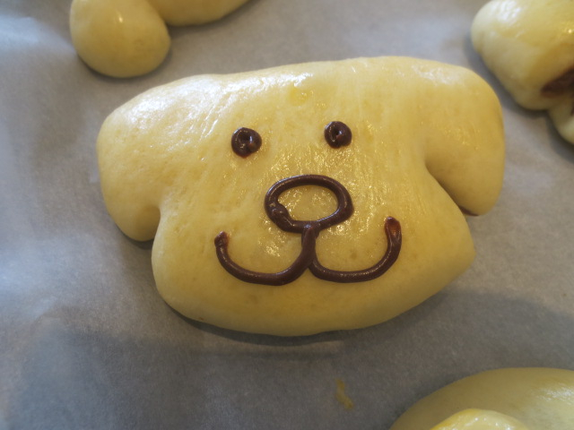 ワンちゃん、クリームパン。チョコペンでお絵かき