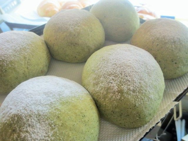 もちもちした生地に、よもぎが練りこまれた風味豊かな当店人気のあんぱんです。※つぶあんのみ