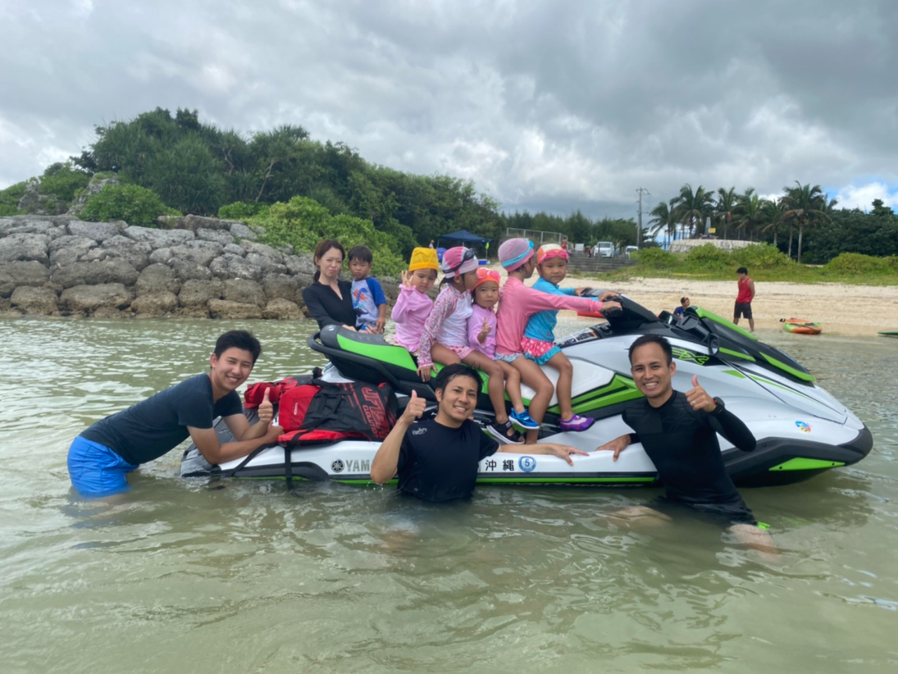 仲間の家族とマリンジェットに乗って記念撮影