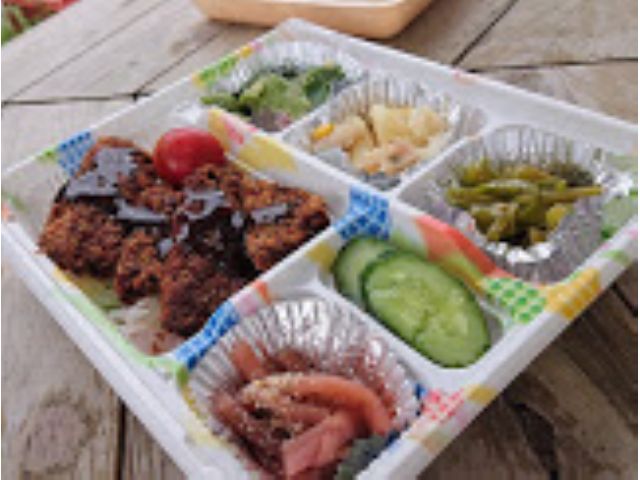 メイン+地元野菜の副菜が入っています