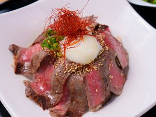 熊本県産えこめ牛を使ったステーキ丼