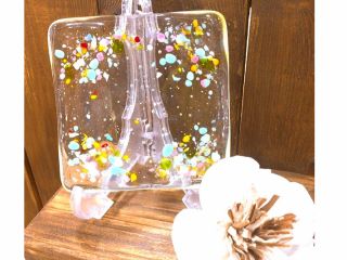 ガラスの粒やパウダー状のガラスを使ってが皿を使っていただけます。