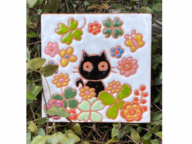 スペインタイルの絵付け。伝統柄だけでなくお好きな絵でも作っていただけます。キャラクターでもOKです!