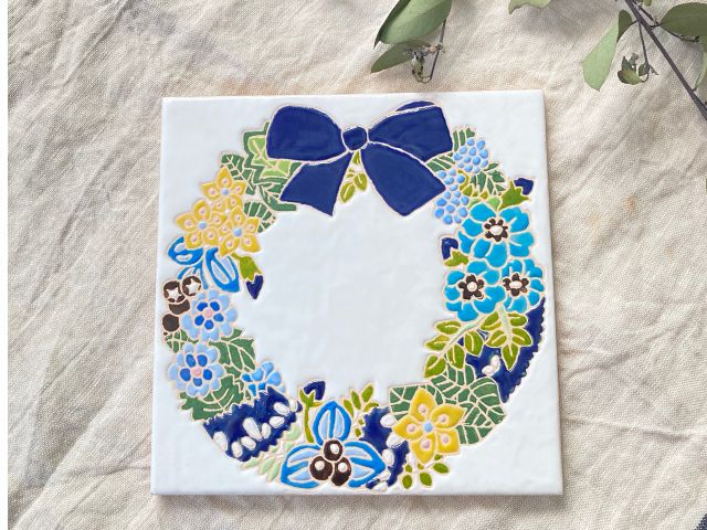 スペインタイルの絵付け。伝統柄だけでなくお好きな絵でも作っていただけます。※上級者コース