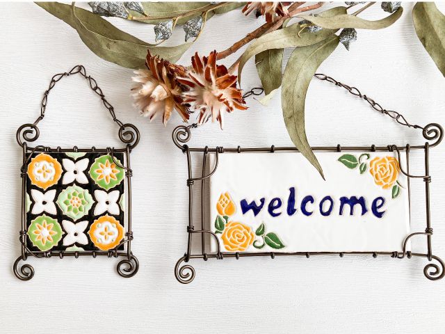 枠に入れてコースターにも出来ますし、パーツをつけて壁飾りにもなります。