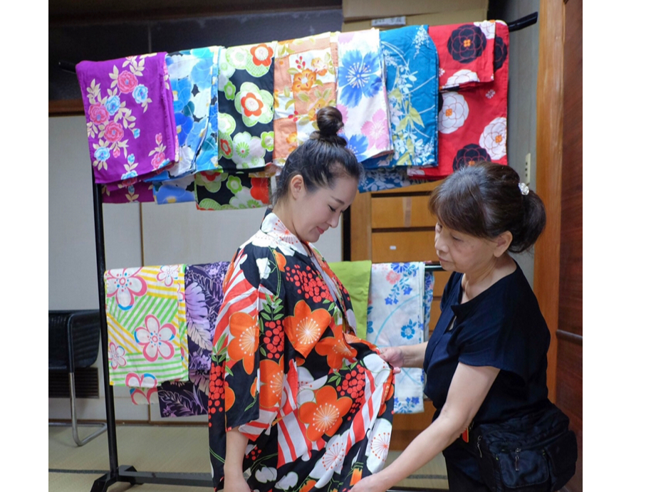 数多くの中から好きな着物を選んで、着付けします☆