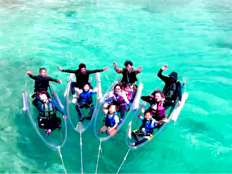 クリアカヤックで海の景色を楽しもう。ドローンに手を振って!