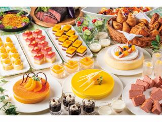 オレンジやパイン、マンゴーなど彩り豊かなスイーツが勢ぞろい!