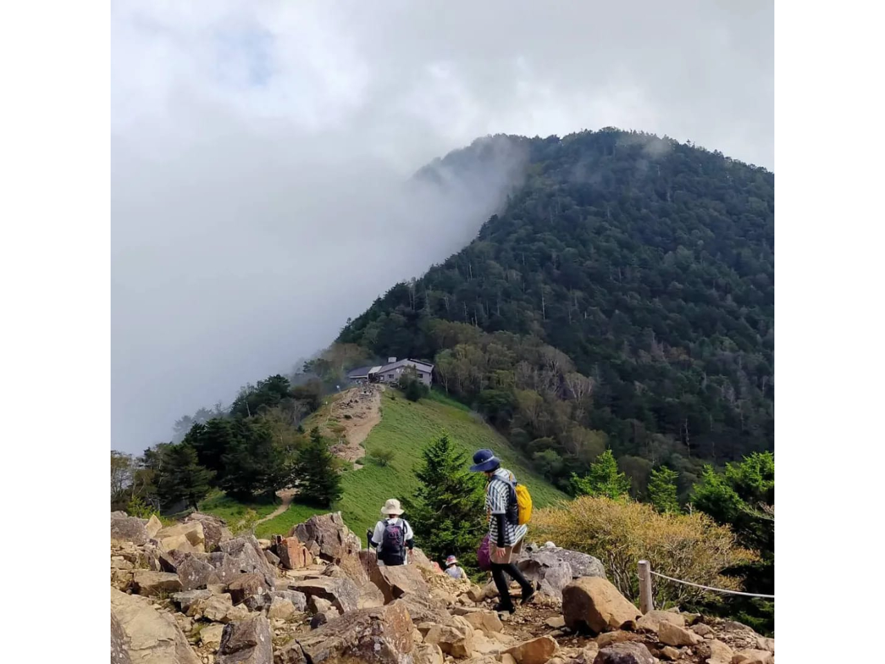 岩場を、精神集中して歩く