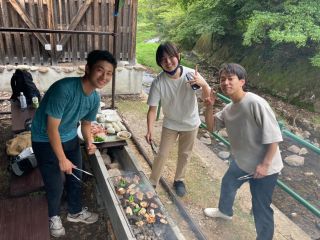 川沿い席も人気!川のせせらぎを聞きながら贅沢なプライベート空間(*'▽')