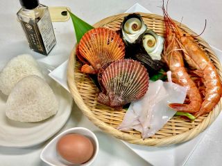 豪華海鮮セット!!燻製醤油で焼くおにぎりも人気!地獄ゆで卵つき