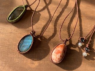 天然石をロウビキ紐を編んだり結んで、オリジナルのペンダントヘッドを作りましょう!