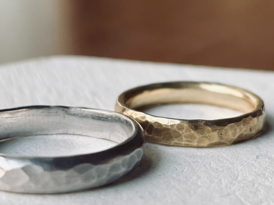 ハンマーで風合いを出す槌目(つちめ)模様は手作りの中でも人気のテクスチャー。叩き方によって柄の変化を楽しめる。