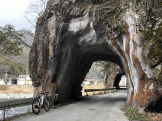 素掘りのトンネル