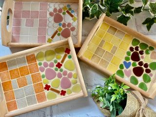 愛犬家、愛猫家様、肉球loveな方へもおすすめ♪左側のフランスタイルでイニシャルの一文字を入れることができます。フードトレーにも^^プレゼントにもいかがですか?