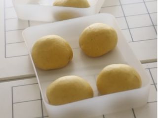 カレー粉入りの黄色い生地は何とも言えない可愛さデス