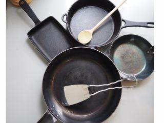 スキレット、卵焼き、打ち出しフライパン、中華鍋など各種鉄鍋をご用意。実際に料理しながら扱い方をレクチャーします。