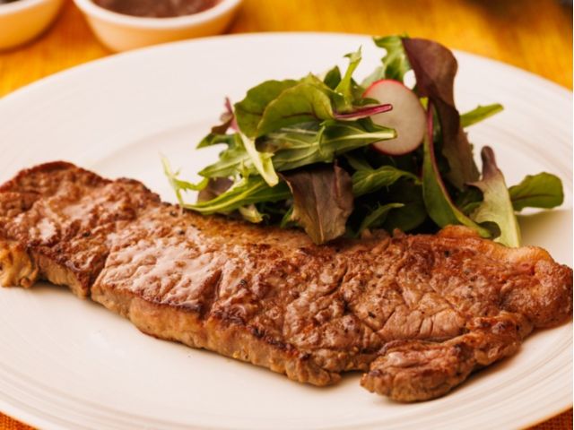 ボリューム満点!鉄板焼きサーロインステーキが食べ放題