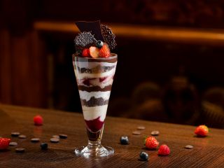 3種のベリー(苺・ブルーベリー・フランボワーズ)とカカオバリーのスイートチョコレ ートを合わせたパフェです。