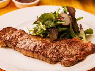 ボリューム満点!鉄板焼きサーロインステーキが食べ放題