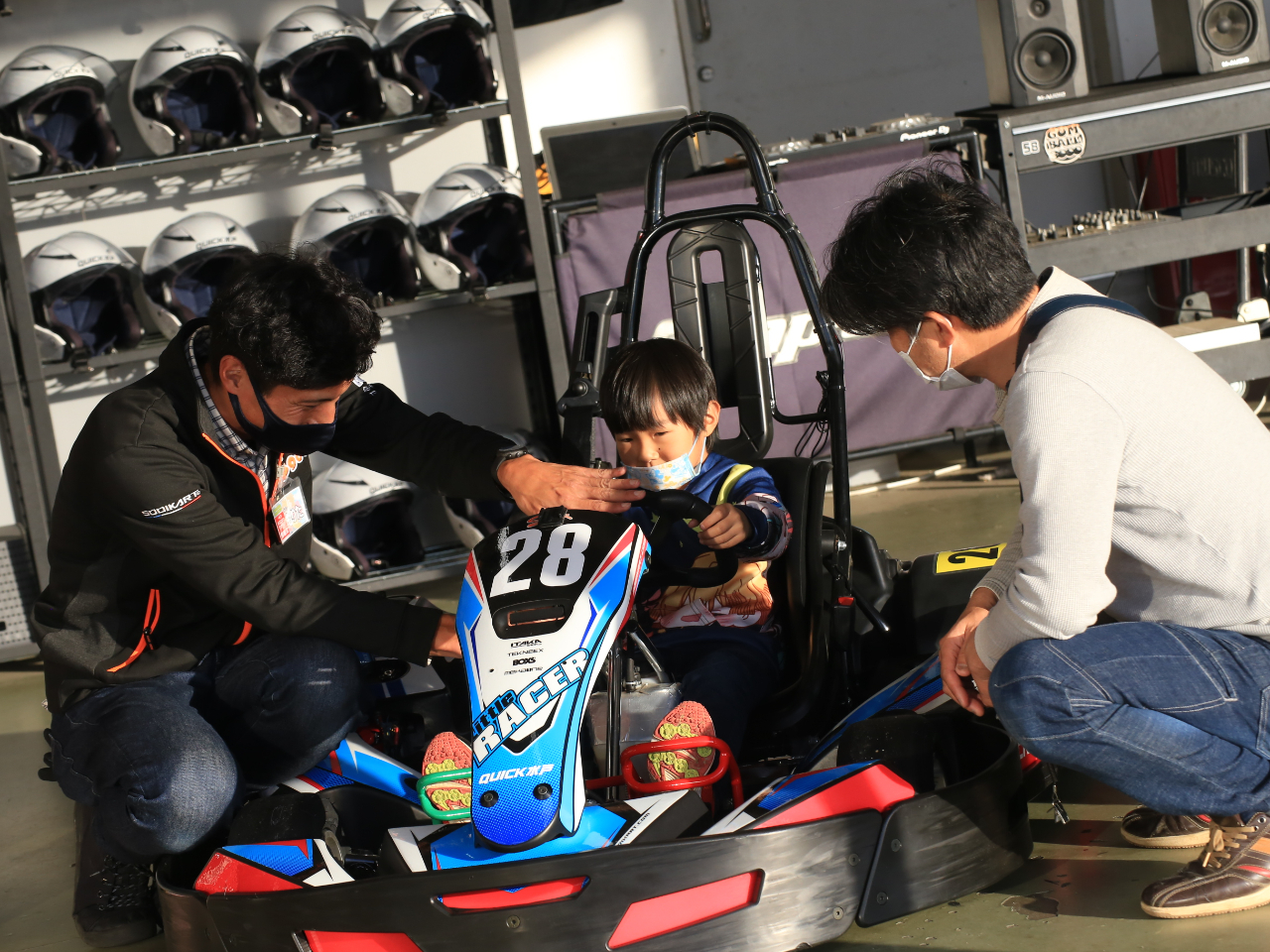 エンジンつきの乗り物が初めての方も安心!専属スタッフによる、シンプルかつ的確なレクチャーで誰でもレーサーになれちゃいます。