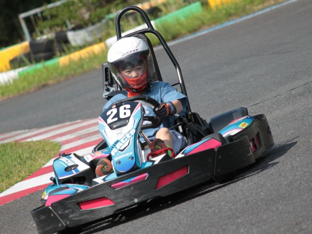 学校では教えてくれないゴーカート! サーキットを駆け抜けるコドモたちの目は真剣そのもの。お子様の新たな一面を見れちゃうかもしれません。