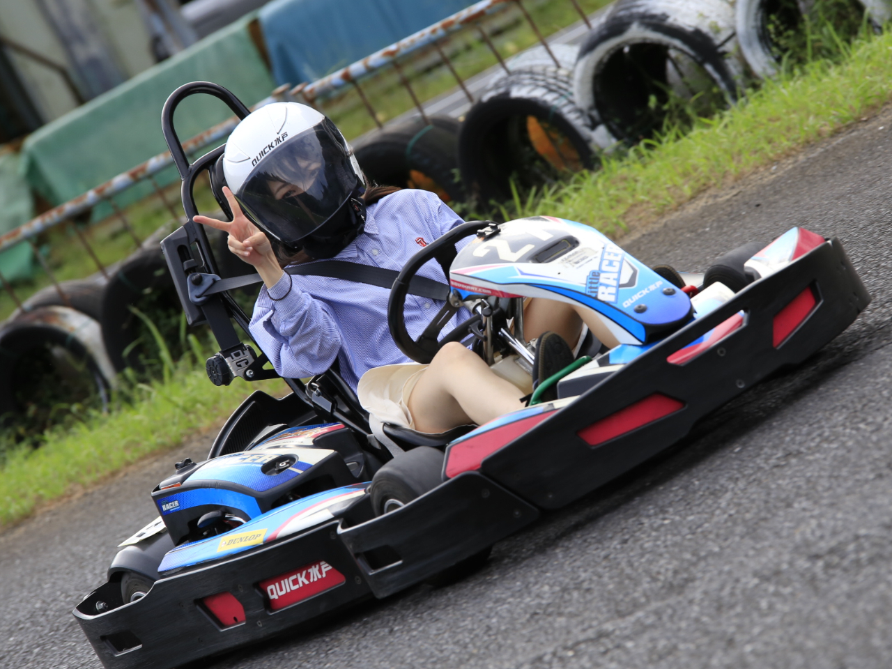 カメラを向けられたらピース!余裕のあるドライバーさんはこんなこともできちゃいます。走行写真を無料でダウンロードできるサービスもございます!