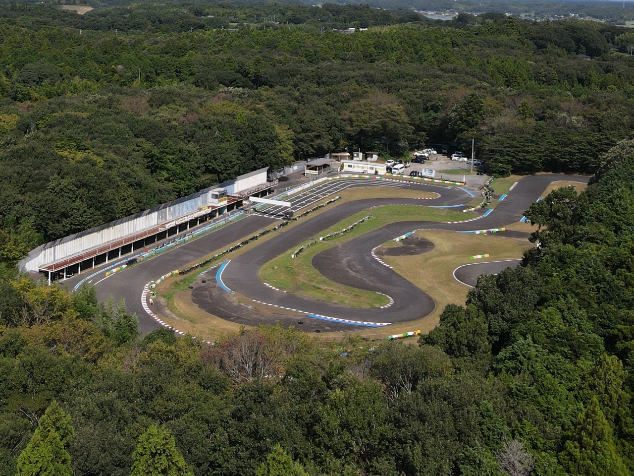 全長700m!レーシングカートの公式戦も行われるテクニカルなコース。スタートラインを通過すると自動でタイム計測も行われます!