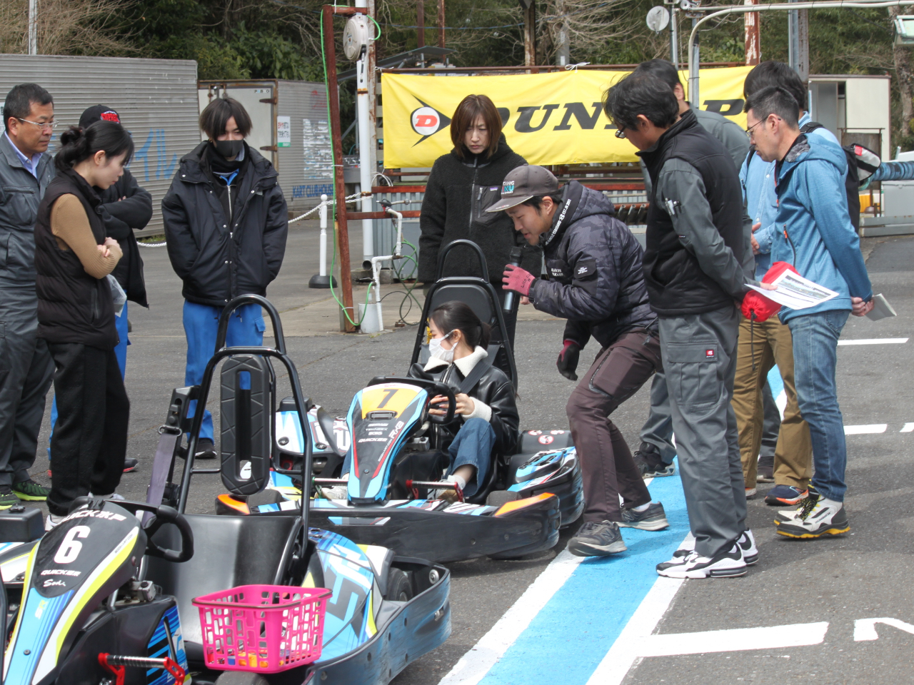 vp̂ql8̓S[J[gɏ߂ă`WI ̌JnO͐ꑮX^btɂKCh育ē܂B