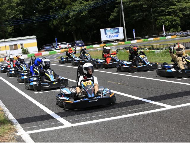 レーシングカート公式戦も開催される本格サーキットで、カートレース対決!