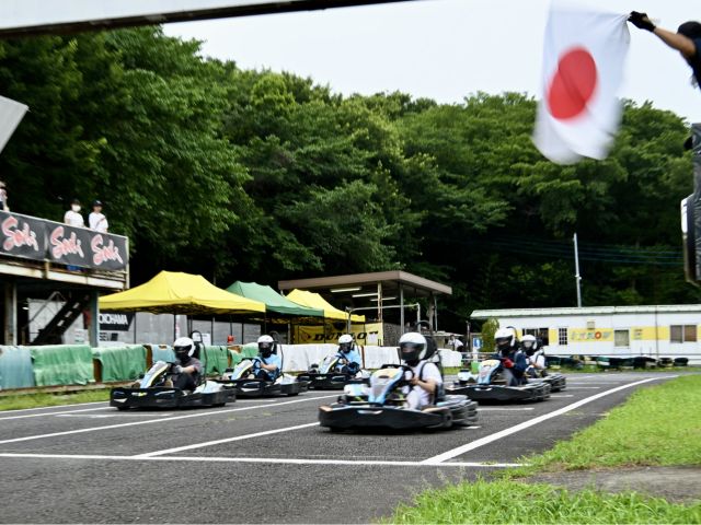 最大で12台まで同時にレース可能。スタートの瞬間は迫力満点です!
