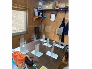 写真ではわかりづらいのですが、アクリル板によるコロナ対策(自作)をしています。