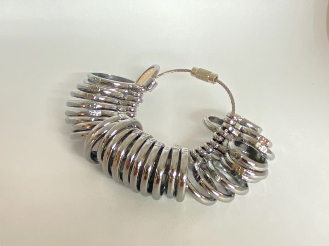 まず、ご自分の指のサイズを測ってもらいます。(7gの銀粘土を使用しますので、13号以下の指でお願いできたらと思います。)