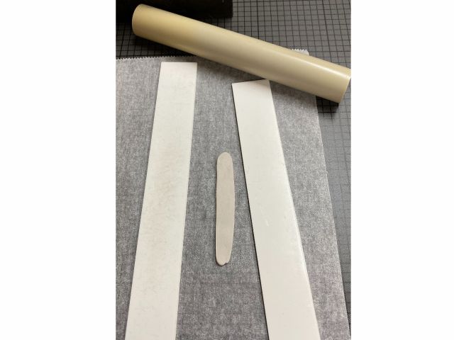 1cm幅1.5mm厚に伸ばします。
