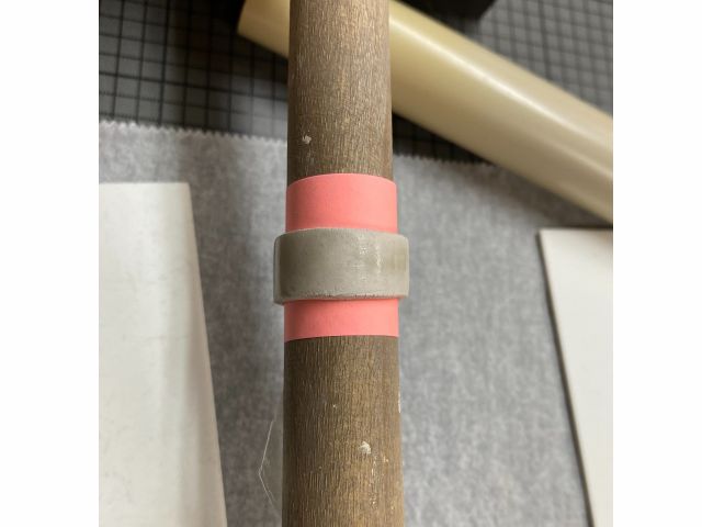 付箋紙に粘土を巻きます。