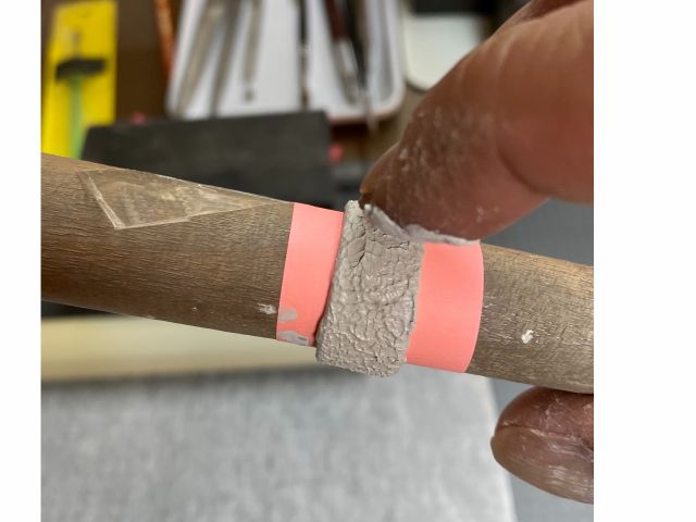 さらに、ペースト状(シリンジ)の粘土を広げ、指でペタペタと指紋を付けていきます。