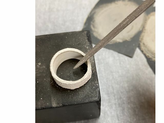 乾燥後の造形。リングのつなぎ目(内側)、厚みの修正等を行います。