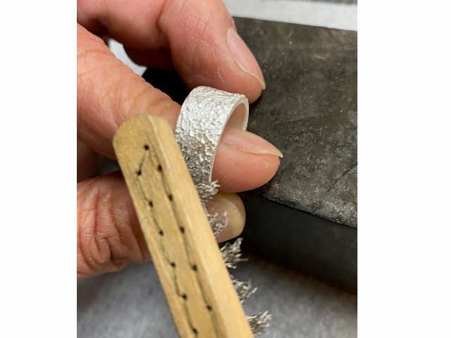 焼成後は真っ白ですが、ブラッシングすることにより、銀肌が見えてきます。【ここで、是非、是非、感動してください】