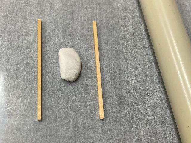 2mm厚の木を使って銀粘土を四角(長方形)に形を整えていきます。