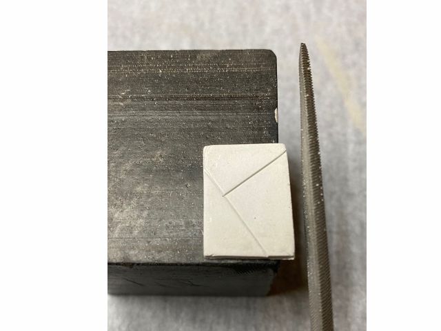 乾燥後、ヤスリを使って形を整えます。