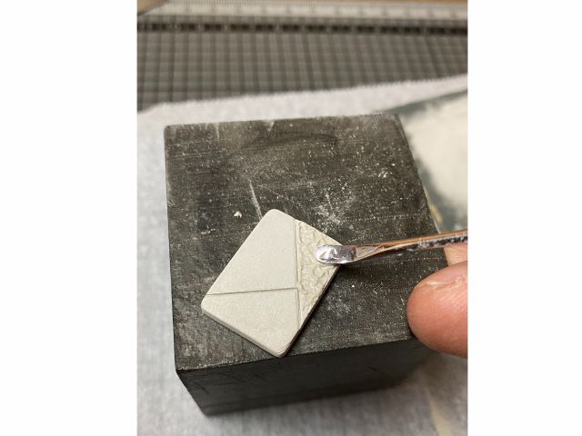 3分割の1つに模様をつけます。写真では金具を使ってますが、このプランの体験では指紋をつけてもらいます。カップルでお互いの指紋を付けて交換してはどうでしょうか?