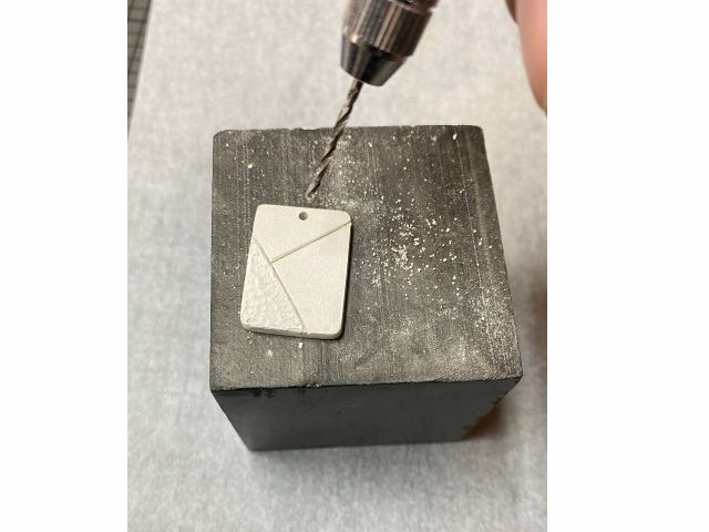 丸カンを通す穴を開けます。