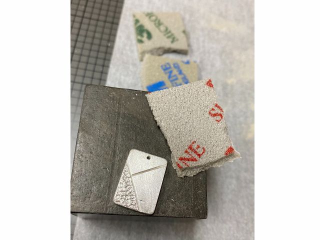 模様をつけていない2ヶ所をスポンジヤスリで磨きます。赤→青→緑